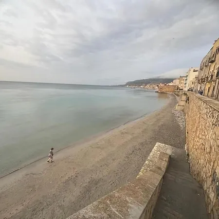Lato Nord Il Rosso Vicino Al Mare